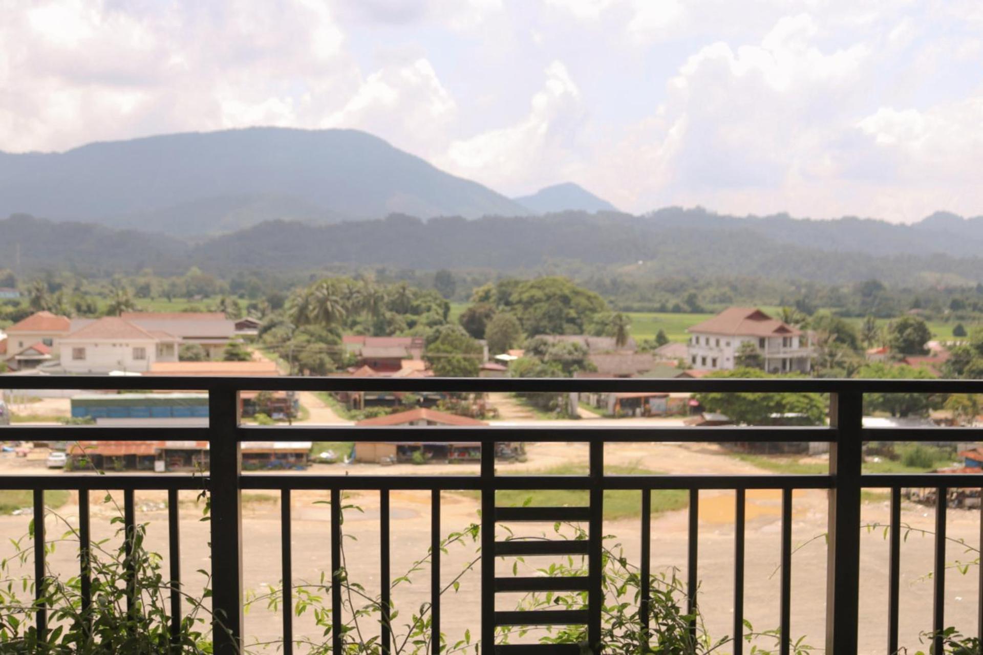 Vang Vieng Consiana Hotel エクステリア 写真